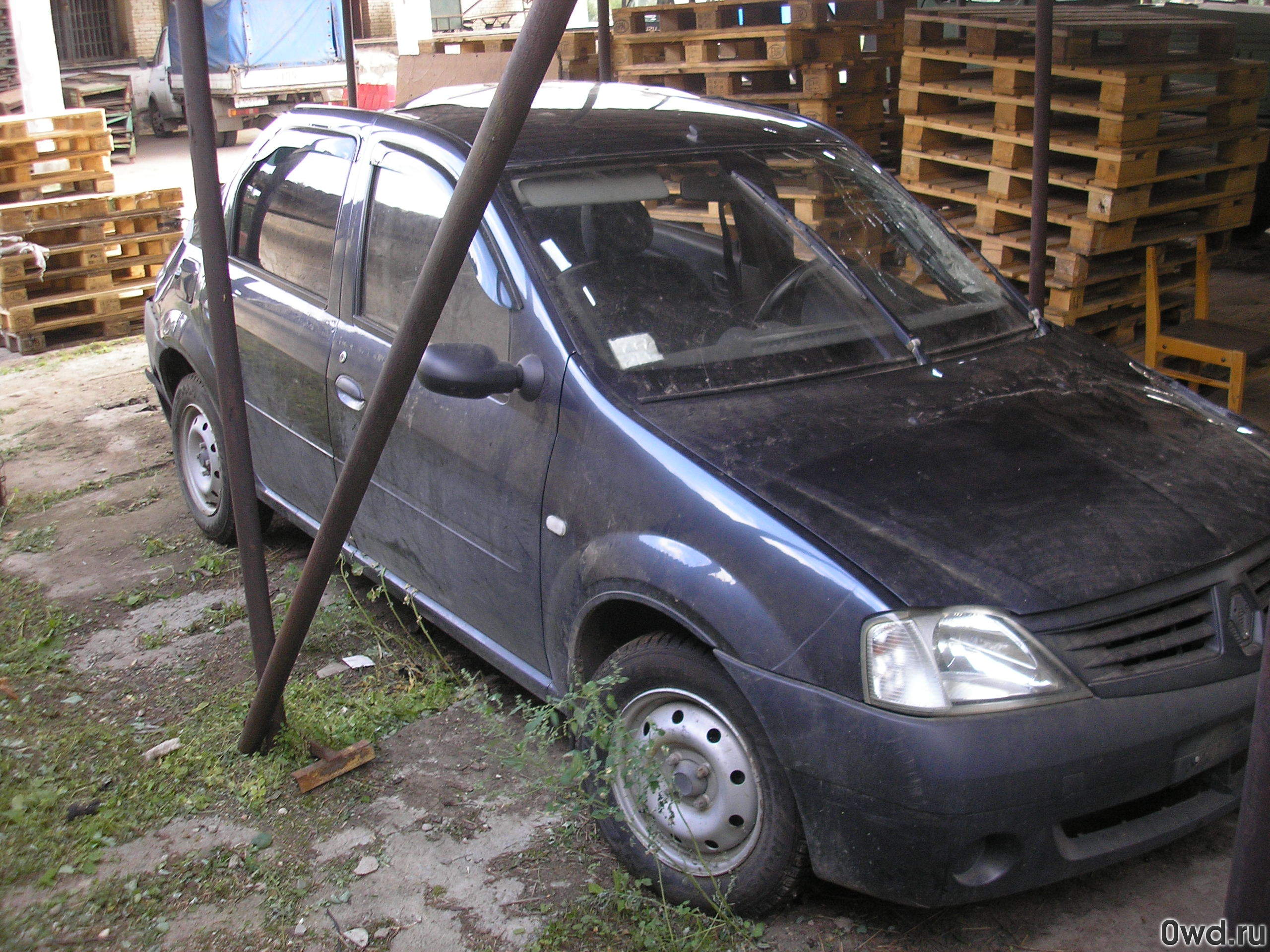 Битый автомобиль Renault Logan (2006) в Звенигороде