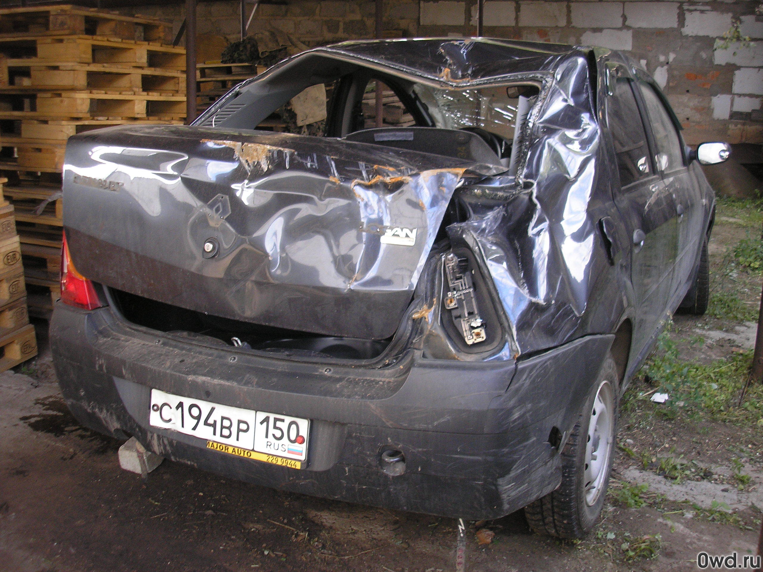 Битый автомобиль Renault Logan (2006) в Звенигороде